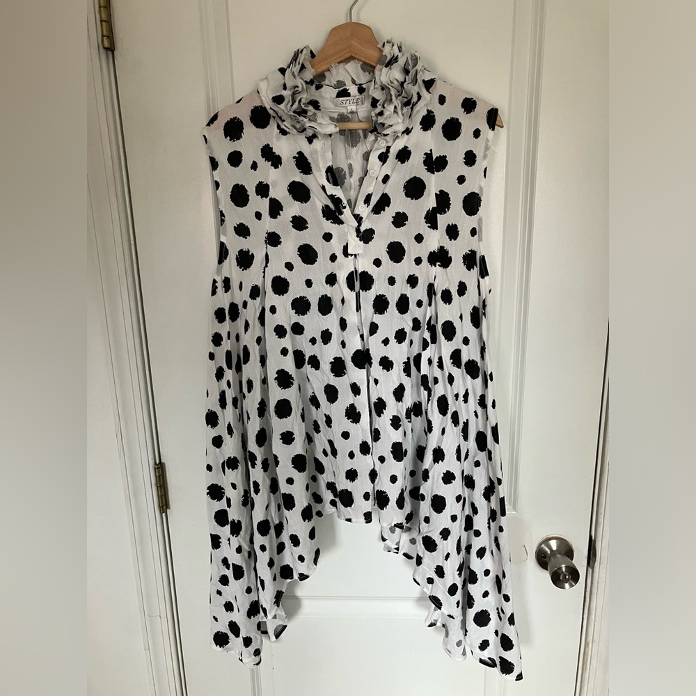 🎉 3/$15 Polka Dot Ruffle Asymmetrical Hem Sleeveless Top L